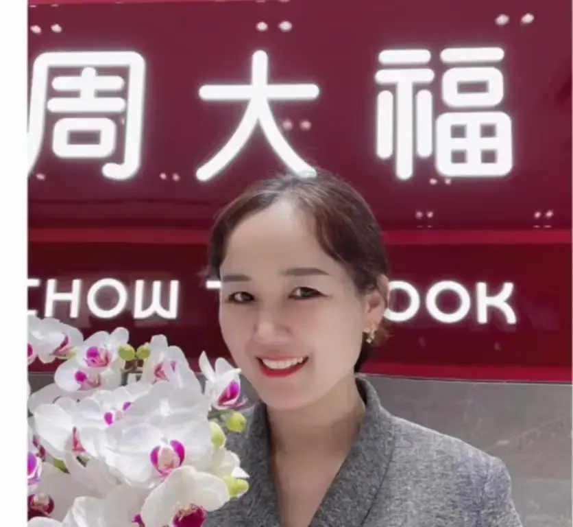 盐城周大福金店一拖三事件完整版视频-射阳门店惊现一拖三-周大福完整版视频在线观看-全网同步无广告播放