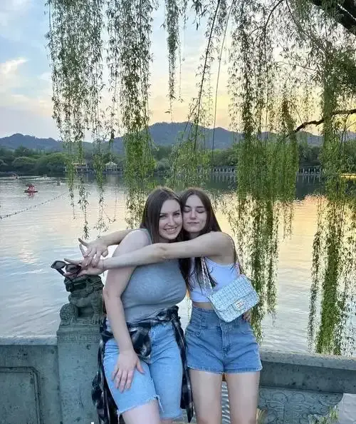 《艾玛马克斯的屈服》1080P高清未删减版在线看-啄木鸟系列电影《艾玛马克斯的屈服》完整版免费播放-国语中字无广告