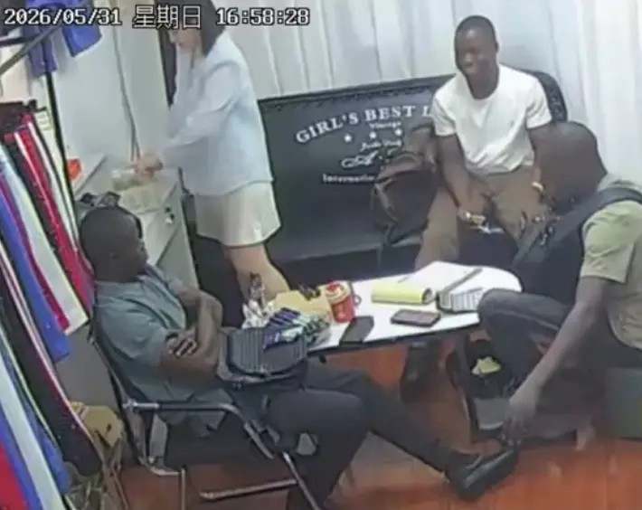 《三个黑人买衣服》监控视频完整版 - 服装店美女老板娘一人应对三黑人 - 八分钟无删减高清资源 - 2026最新黑料事件免费在线播放